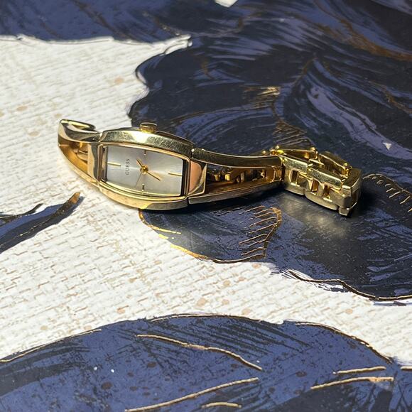 Elegant Gold Tone GUESS Ladies Watch - New Battery Needed - Picture 3 of 6